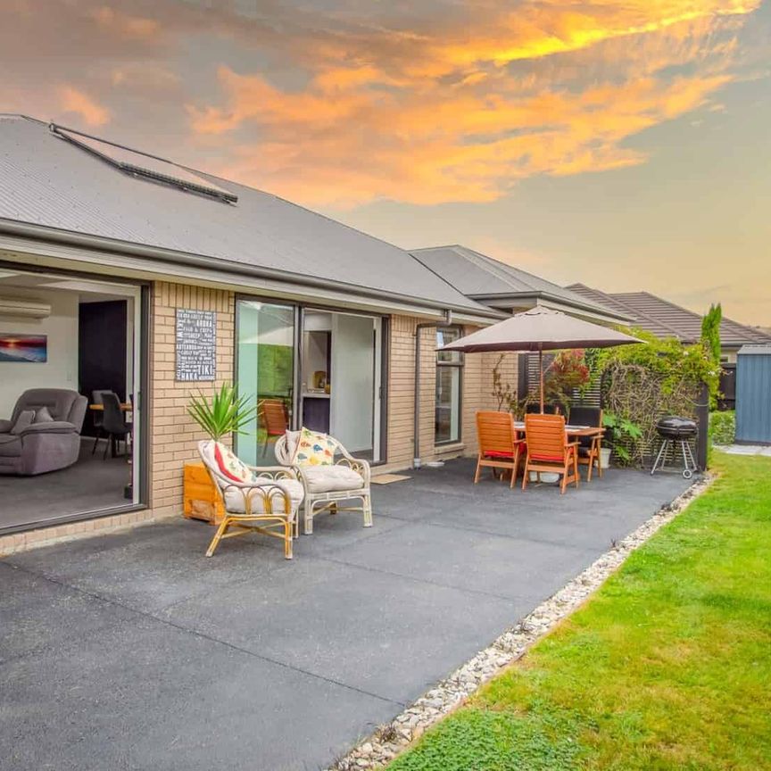 IMMACULATE FULLY FURNISHED SPACIOUS FAMILY HOME! - Photo 1