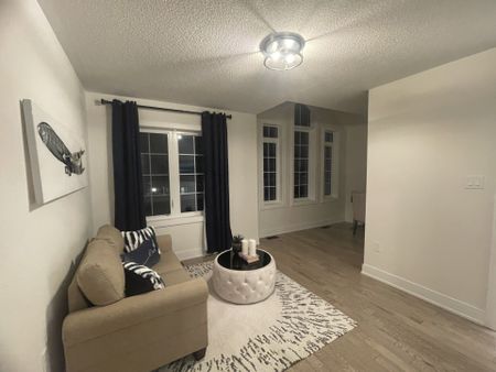 For Lease - 143 Kenneth Rogers Crescent, East Gwillimbury, Ontario - Photo 2