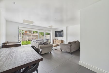 3 bedroom House in Valley Crescent, Wokingham - Photo 3