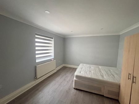 3 bedroom flat to rent - Photo 3