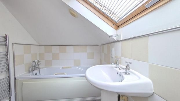 4 bedroom bungalow to rent - Photo 1