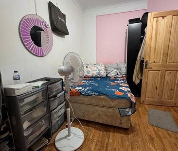 Room in a Shared House, Denbigh Road, E6 - Photo 3