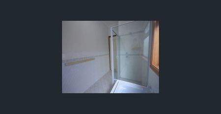 Beautifully presented home with SOLAR PANELS ! - Photo 5