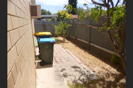 Two bedroom unit in quiet location - Photo 2