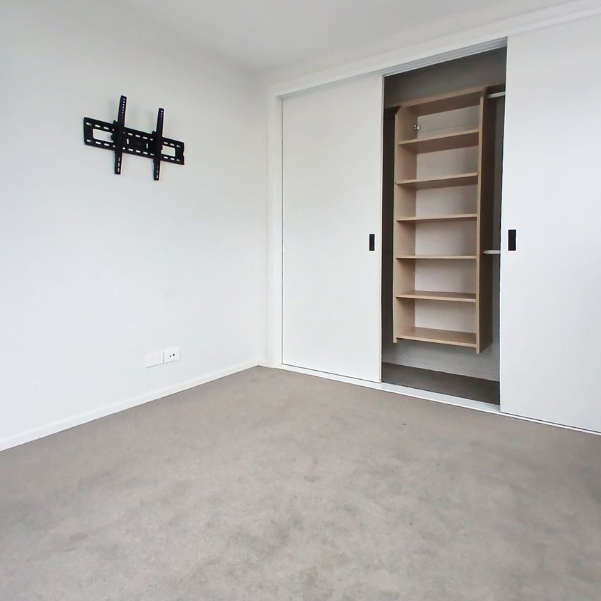 Modern family living. - Photo 1