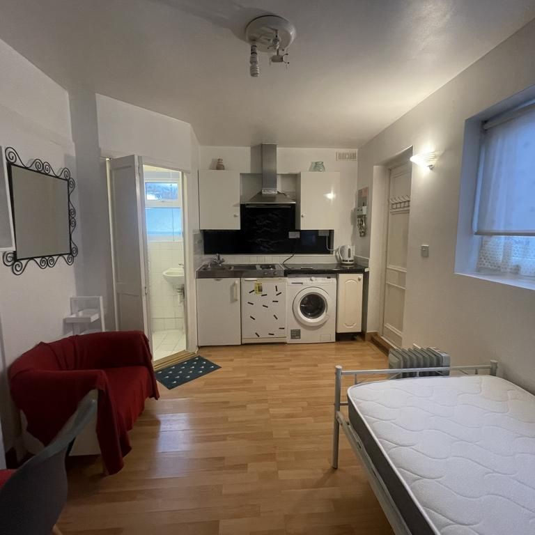 Studio to rent - Photo 1