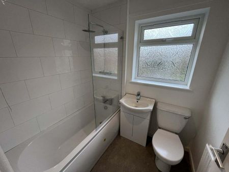 3 bedroom semi-detached house to rent - Photo 4