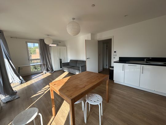 Bright and Stylish 1 bed to Let in Ivy Point, East London - Photo 1