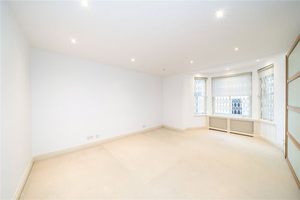 Earls Court Square, Earls Court, SW5 - Photo 1