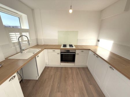 3 bedroom end of terrace house to rent - Photo 4
