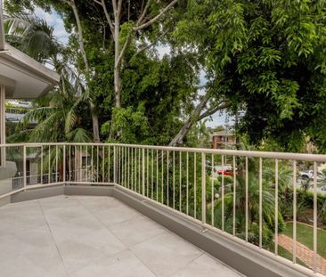 Top-Floor Renovated 3-Bed Apartment – Breezy Broadwater Location, M... - Photo 3