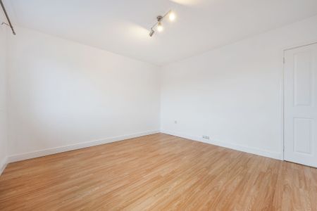 2 bed terraced house to rent in Coniston Avenue, Manchester, M38 - Photo 3