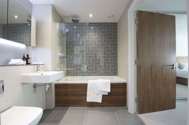 Rent in the iconic Thames Quarter building in the heart of Reading's town centre. This is a 2 bedroom 2 bathroom apartment on the 7th floor. - Photo 1