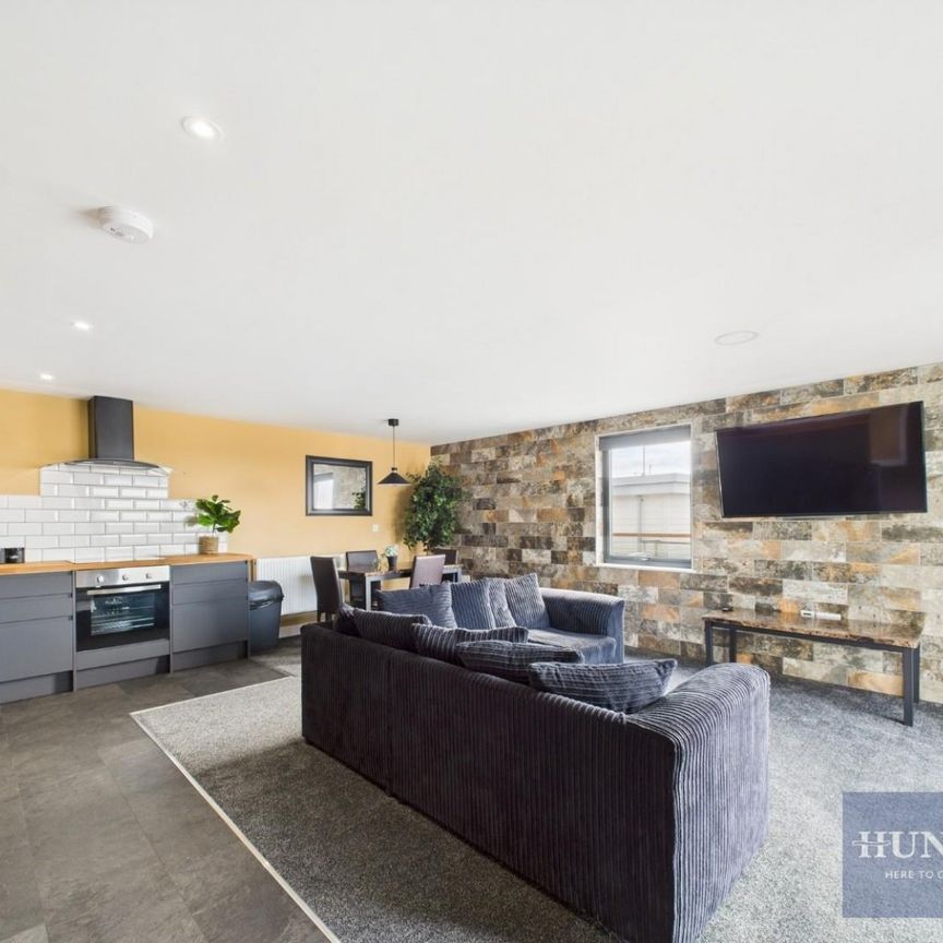 2 bedroom Flat To Let - Photo 1