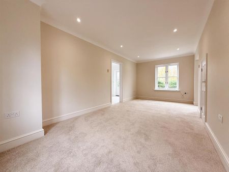 4 bedroom detached house to rent - Photo 3