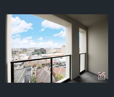 AMAZING CITY FRINGE LIVING! - Photo 6