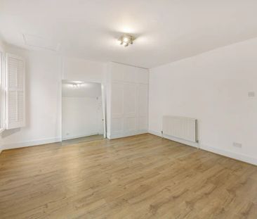 2 bedroom maisonette in London - Photo 6