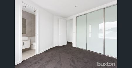 CONVENIENCE MEETS COMFORT IN THIS CENTRAL BAYSIDE HOME! - Photo 4