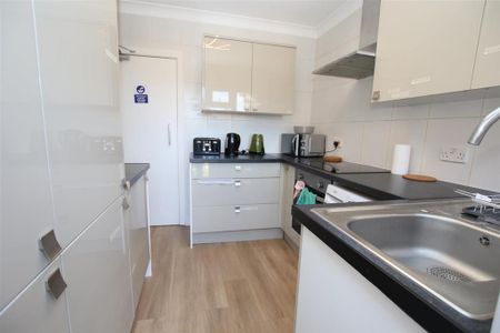 1 bedroom in a house share to rent - Photo 3