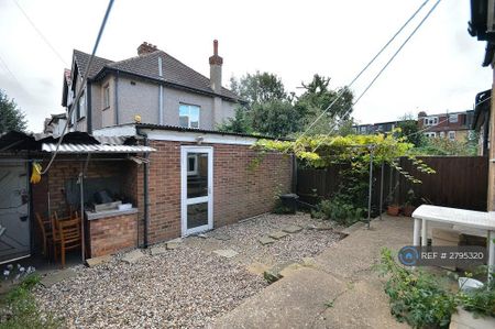 4 bedroom semi-detached house to rent - Photo 3