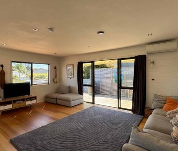 Central Location – Spacious 4-Bedroom Family Home - Photo 4