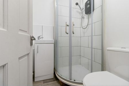 4 bedroom semi-detached house to rent - Photo 4