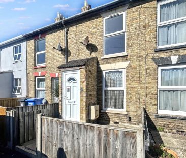 Charming 3 Bedroom Mid-Terraced Home in Kessingland – Neutral Decor... - Photo 6