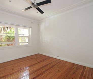 APG - Light-filled apartment offers easy living in a boutique complex. - Photo 1
