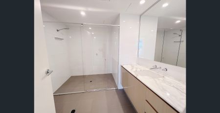 Penthouse with spectacular water views, freshly painted with new carpet... - Photo 4