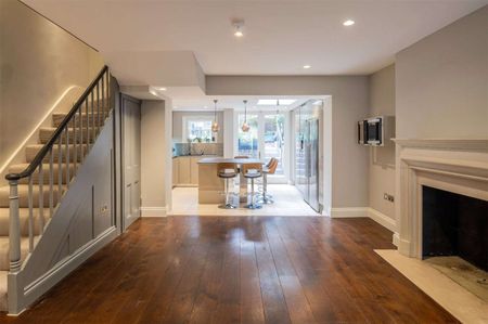A charming four bedroom terraced house in the heart of St. John's Wood. - Photo 4