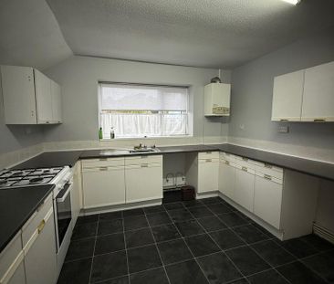 3 bedroom flat to rent - Photo 1