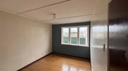 3 Bedroom in Sought After Chapman Crescent - Photo 5