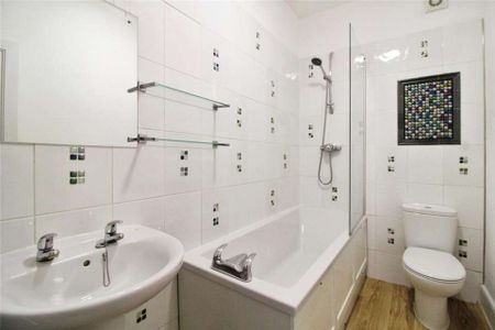 3 bedroom flat to rent - Photo 4