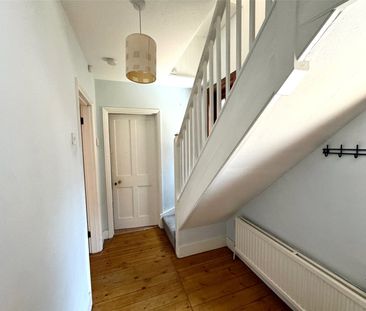 Charming 3-Bedroom Semi-Detached House in Caterham - Photo 2