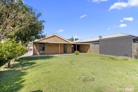 Light filled three bedroom residence in quiet location - Photo 5