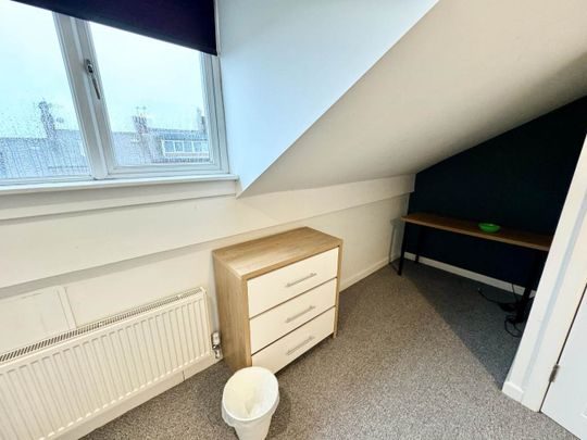 Barras Place (room 4), Armley, Leeds - Photo 1