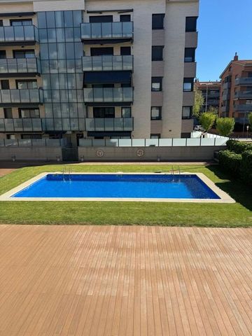 3 room luxury Flat for rent in Castelldefels, Catalonia - Photo 2