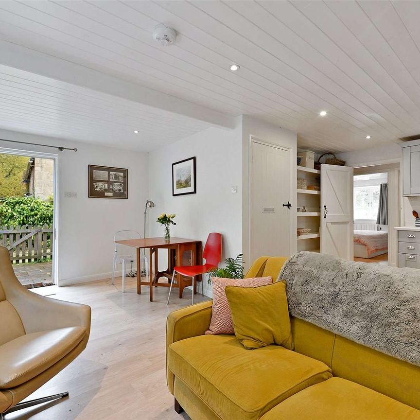 Superb two bedroom ground floor flat in Burford. 2ND HOME OR CORPORATE LET ONLY - Photo 1