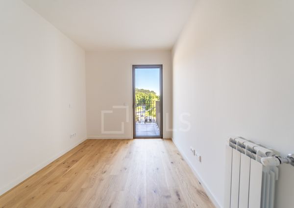 Apartamento T2 no Porto com varanda, garagem e arrumos