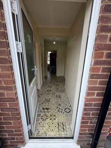 3 Bed Flat, Glenmore Parade, HA0 - Photo 3