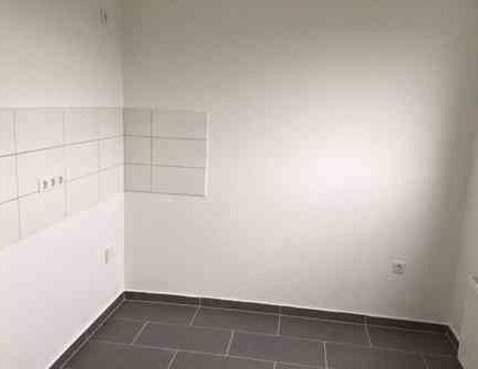 Gut aufgeteilte Wohnung mit Balkon kurzfristig verfügbar - Foto 1