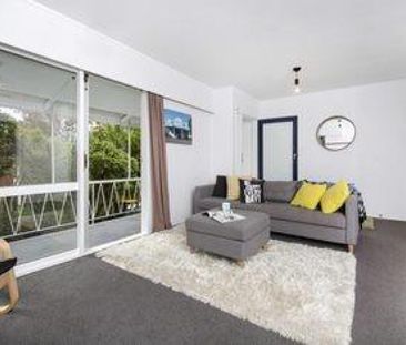 2 bedrooms with a single garage and 2 parking ... - Photo 3