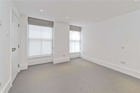 An impressive two bedroom duplex flat occupying the raised ground and lower ground floors of a Victorian house on Lancaster Gate - Photo 3