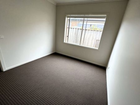 8 Brolin Terrace, CRANBOURNE NORTH - Photo 2