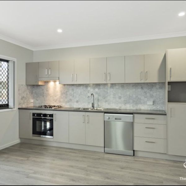 A/C in Every Room! Huge Townhouse! - Photo 1