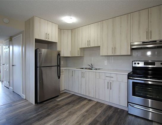 Town house community in a park like setting. Desirable community! | 4915 35th Ave SW, Calgary - Photo 1