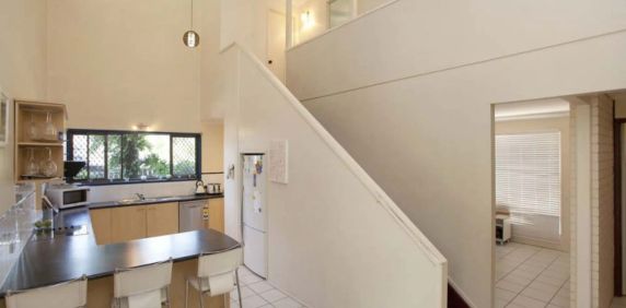 Two level living with pool... - Photo 2