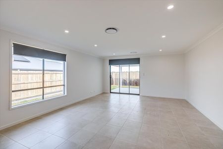Large Modern Family Home with Spacious Backyard! - Photo 4