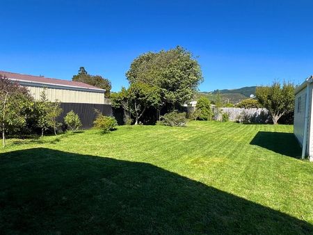 Tidy Family Home - 2 minutes to everything! - Photo 2