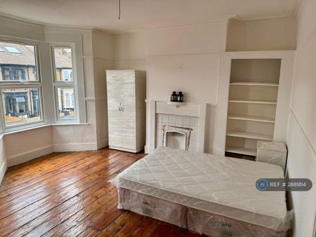 1 bedroom in a house share to rent - Photo 3